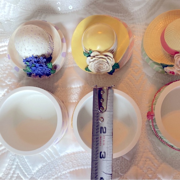 “Hat Box” Trinket Boxes by Twos Company. Set of 3 - Picture 9 of 9